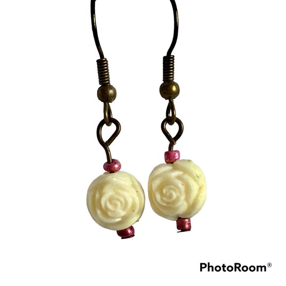 Vintage White Cream Rose Bud Flower Earrings Gold Brass Tone Dainty Carved Beads - Picture 3 of 12